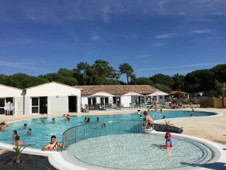 Camping Le Suroit 4* - Ze collection, Camping 4* à Le Bois Plage en Ré (Charente Maritime) - Location Mobil Home pour 4 personnes - Photo N°3