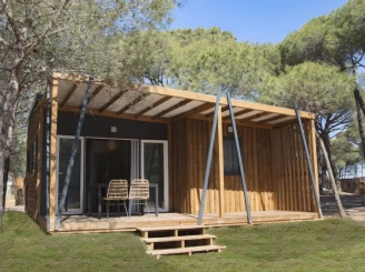 Camping La Davière Plage 4*, Camping 4* à Saint Jean de Monts (Vendée) - Location Chalet pour 4 personnes - Photo N°1