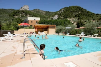 Camping la Fontaine d'Annibal 3*, Camping 3* à Buis les Baronnies (Drôme) - Location Bungalow pour 4 personnes - Photo N°2