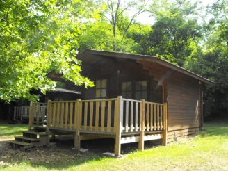 , Camping 3* à Collonges la Rouge (Corrèze) - Location Chalet pour 4 personnes - Photo N°1