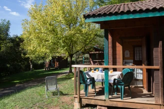 , Camping 3* à Collonges la Rouge (Corrèze) - Location Chalet pour 6 personnes - Photo N°1