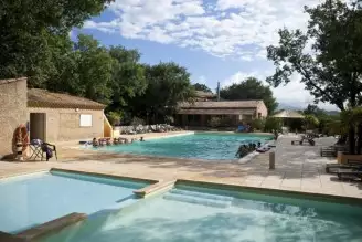 Domaine des Chênes Blancs 3*, Camping 3* à Saint Saturnin lès Apt (Vaucluse) - Location Mobil Home pour 2 personnes - Photo N°3