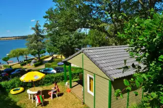  Camping Beau Rivage 4*, Camping 4* à Salles Curan (Aveyron) - Location Chalet pour 4 personnes - Photo N°1