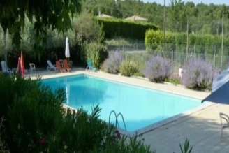 CAMPING LA CERISE 3*, Camping 3* à Malemort du Comtat (Vaucluse) - Location Mobil Home pour 6 personnes - Photo N°3