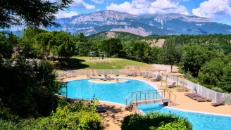 Camping du Couriou 4*, Camping 4* à Recoubeau Jansac (Drôme) - Location Chalet pour 4 personnes - Photo N°1