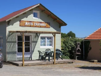 Camping Les P'tites Maisons dans la Prairie 3*, Camping 3* à Sallertaine (Vendée) - Location Chalet pour 6 personnes - Photo N°1